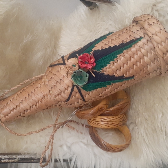 BOHO VINTAGE 70’s rattan picnic wine bottle carrier & 4 WOOD BANGLES - Picture 3 of 5